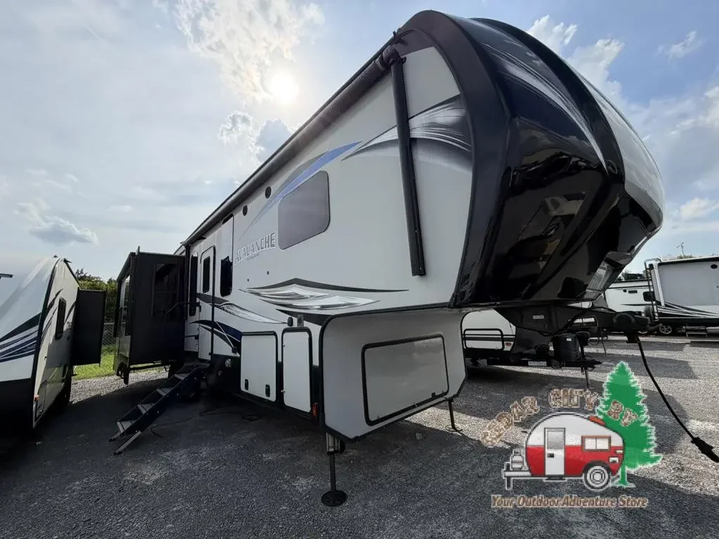 2020 Keystone Avalanche 338GK exterior