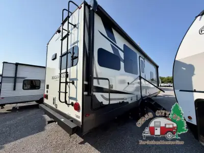 2027 Forest River Rockwood Ultra Lite 2711RK photo 8