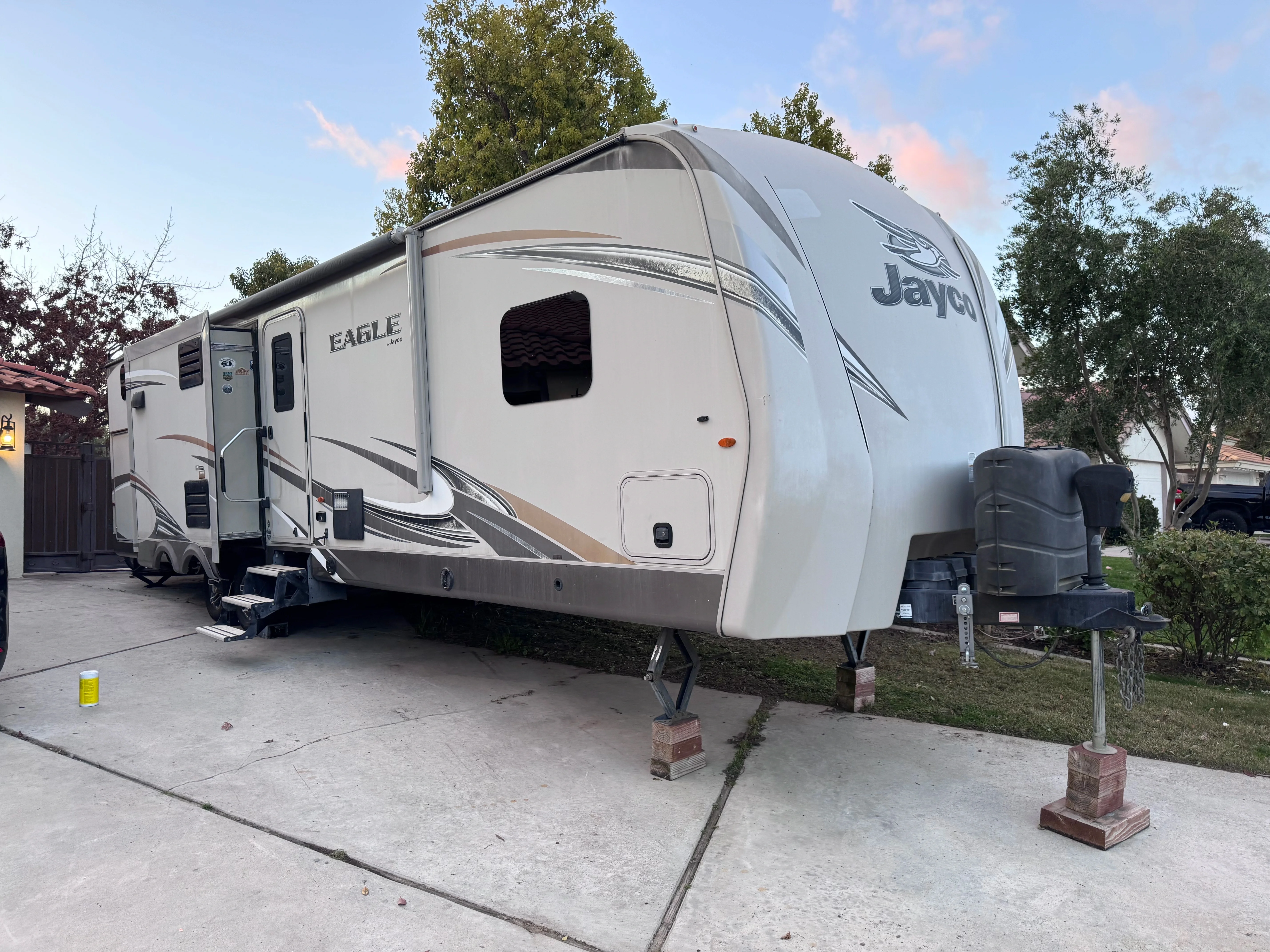 2017 EAGLE 324BHTS exterior