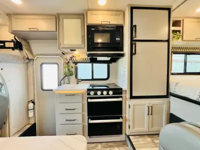2024 Thor Motor Coach FOUR WINDS 22E photo 5