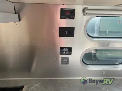 2024 Airstream Flying Cloud 27FB Twin photo 16