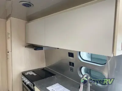 2024 Airstream Flying Cloud 27FB Twin photo 13