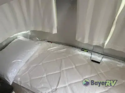 2024 Airstream Flying Cloud 27FB Twin photo 22
