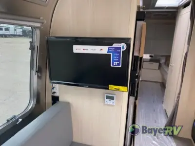 2024 Airstream Flying Cloud 27FB Twin photo 11