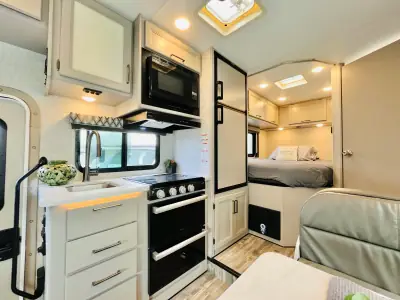 2024 Thor Motor Coach FOUR WINDS 22E photo 4