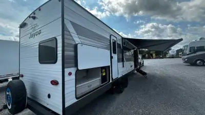 2027 Jayco Jay Flight 321BDS photo 3