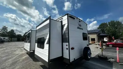 2027 Jayco Jay Flight 321BDS photo 8