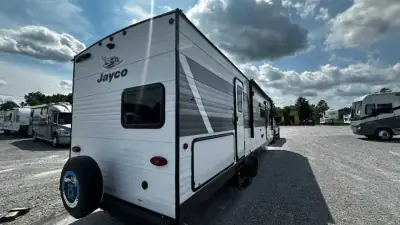2027 Jayco Jay Flight 321BDS photo 5