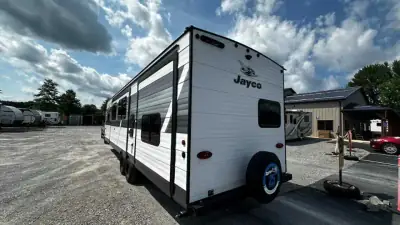 2027 Jayco Jay Flight 321BDS photo 4