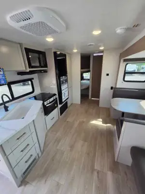 2027 Jayco Jay Flight 261BHS photo 3