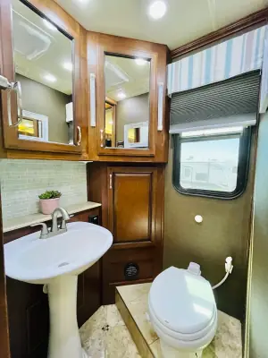 2013 Fleetwood EXPEDITION 38S photo 10