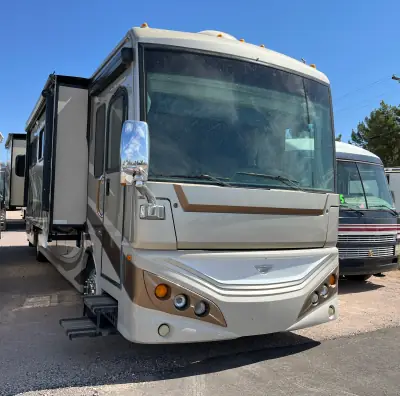 2013 Fleetwood EXPEDITION 38S photo 3