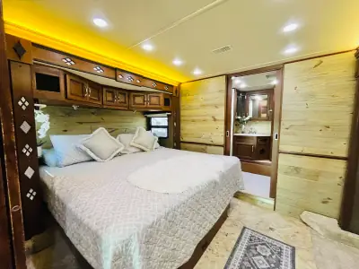 2013 Fleetwood EXPEDITION 38S photo 19