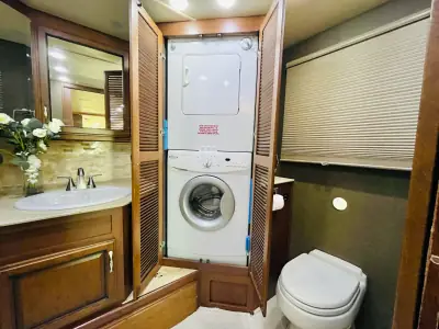 2013 Fleetwood EXPEDITION 38S photo 18