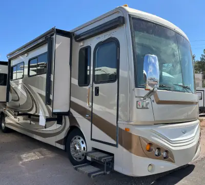 2013 Fleetwood EXPEDITION 38S photo 2