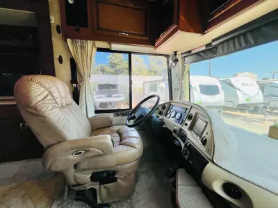 2013 Fleetwood EXPEDITION 38S photo 6