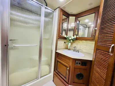 2013 Fleetwood EXPEDITION 38S photo 17