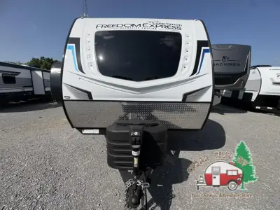 2023 Coachmen Freedom Express Ultra Lite 252RBS photo 3