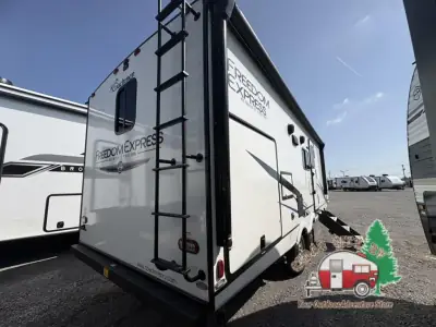2023 Coachmen Freedom Express Ultra Lite 252RBS photo 7
