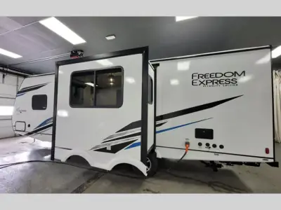 2023 Coachmen Freedom Express Ultra Lite 252RBS photo 42