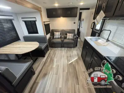 2023 Coachmen Freedom Express Ultra Lite 252RBS photo 18