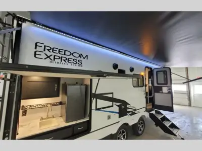 2023 Coachmen Freedom Express Ultra Lite 252RBS photo 45
