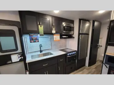2023 Coachmen Freedom Express Ultra Lite 252RBS photo 39