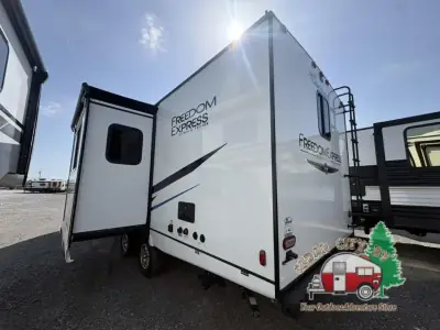 2023 Coachmen Freedom Express Ultra Lite 252RBS photo 5