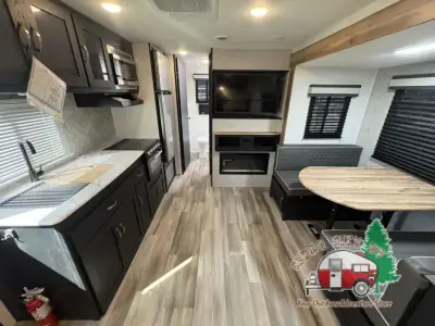 2023 Coachmen Freedom Express Ultra Lite 252RBS photo 17