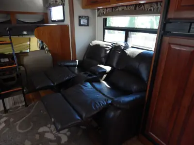 2017 JAYCO GREYHAWK photo 3