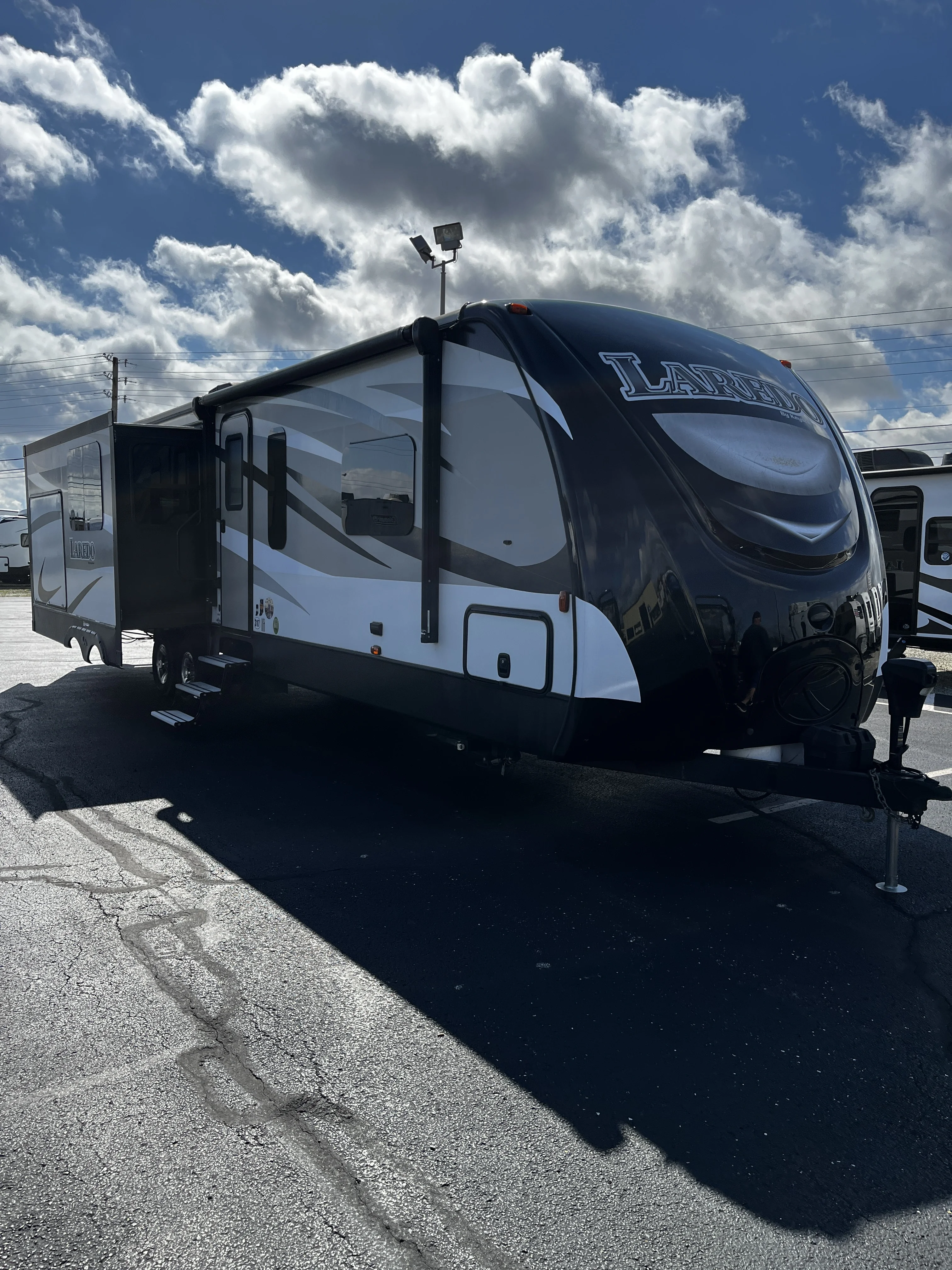 2017 Keystone LAREDO 330RL exterior