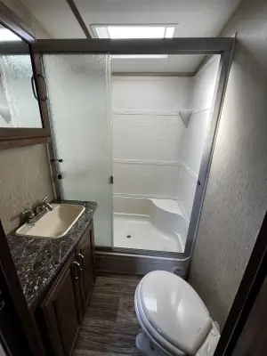 2017 Keystone LAREDO 330RL photo 35