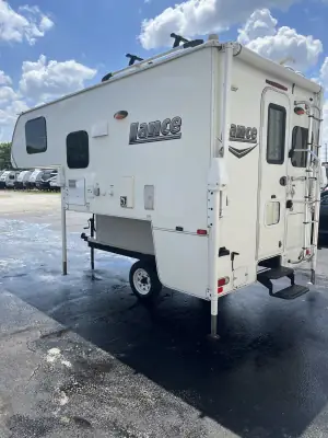 2017 Lance 865 TRUCK CAMPER photo 4