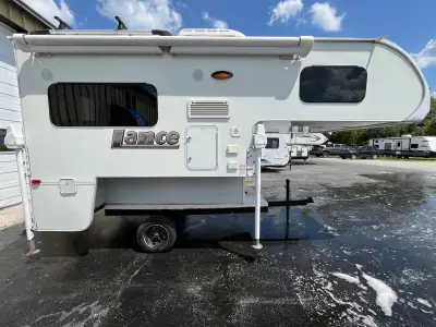 2017 Lance 865 TRUCK CAMPER photo 8