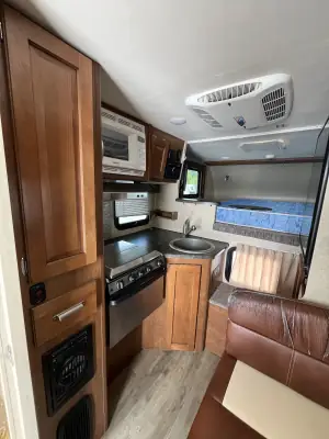 2017 Lance 865 TRUCK CAMPER photo 12
