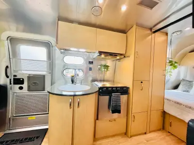 2016 Airstream FLYING CLOUD 23D photo 5