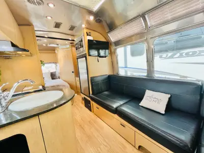 2016 Airstream FLYING CLOUD 23D photo 3
