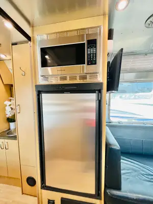 2016 Airstream FLYING CLOUD 23D photo 10