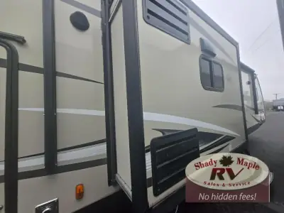 2017 Coachmen Freedom Express 320BHDS photo 8