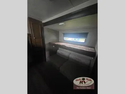 2017 Coachmen Freedom Express 320BHDS photo 25