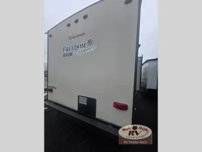 2017 Coachmen Freedom Express 320BHDS photo 6