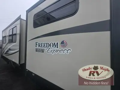 2017 Coachmen Freedom Express 320BHDS photo 5