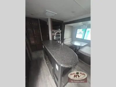 2017 Coachmen Freedom Express 320BHDS photo 19