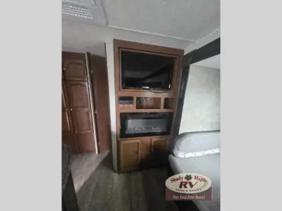 2017 Coachmen Freedom Express 320BHDS photo 23
