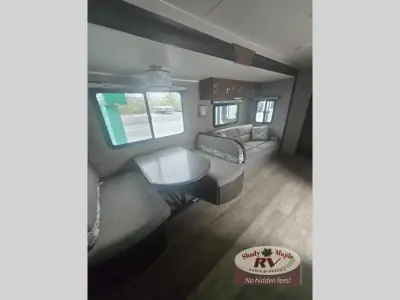 2017 Coachmen Freedom Express 320BHDS photo 12
