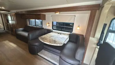 2015 Thor Motor Coach Miramar 34.2 photo 19