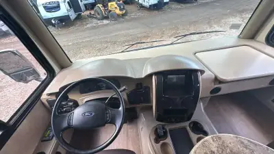 2015 Thor Motor Coach Miramar 34.2 photo 14