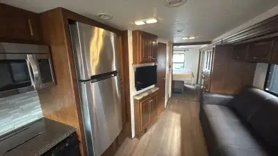 2015 Thor Motor Coach Miramar 34.2 photo 21