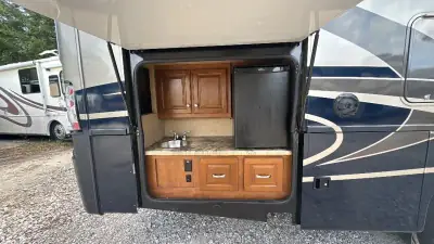 2015 Thor Motor Coach Miramar 34.2 photo 7