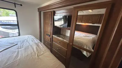 2015 Thor Motor Coach Miramar 34.2 photo 32